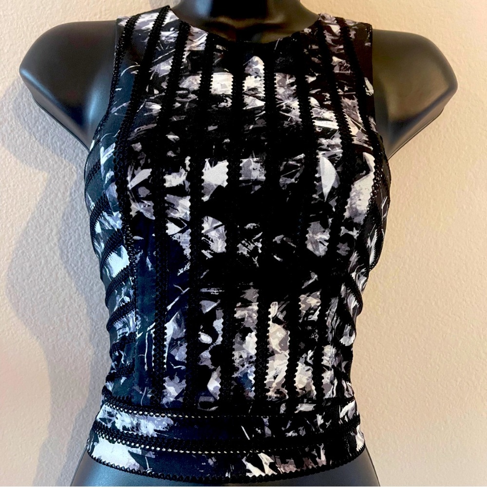 Guess Brand Black&White Crop Top. Class yet sexy. ZERO damage, zips up on side.